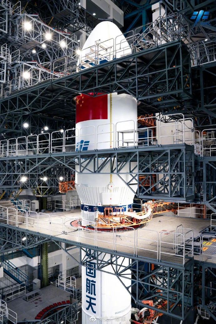 天舟六号船箭组合体垂直转运实拍