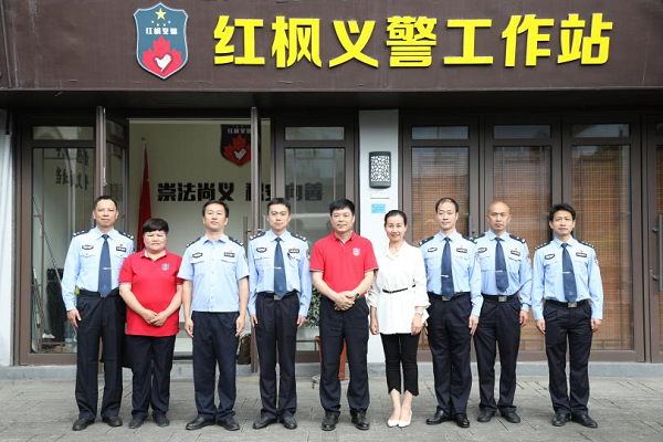 志愿者代表先后参观了诸暨市公安局枫桥派出所史迹馆,红枫义警工作站