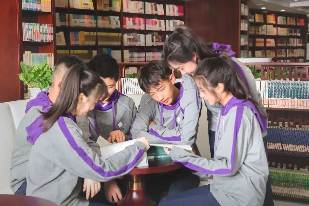 为了给学生营造"想阅读"的良好阅读氛围,重庆巴蜀中学对校园环境进行