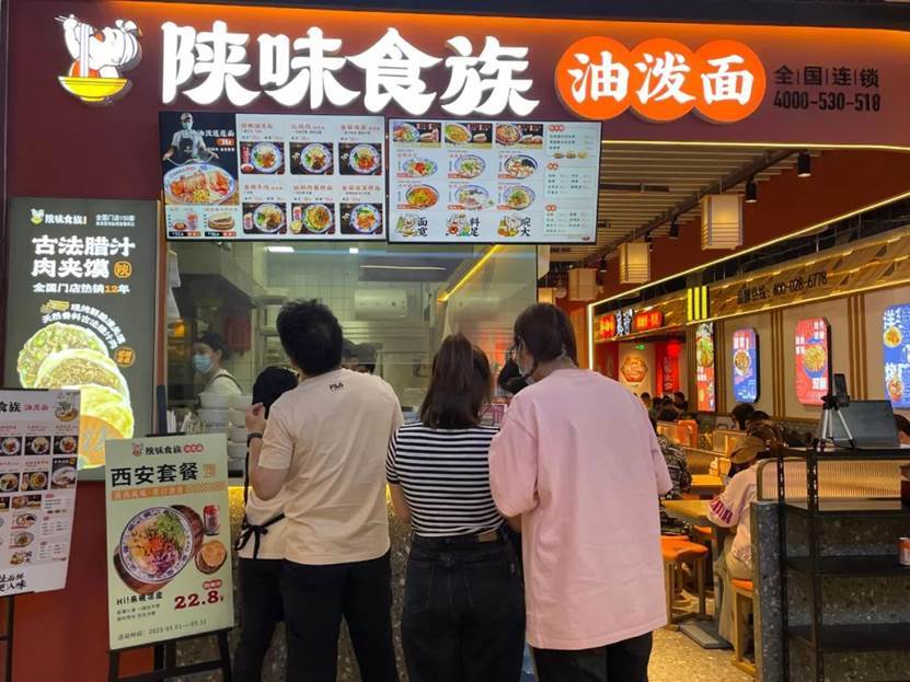 PG电子官方网站亏损60平小店月销破30万陕味食族油泼面设计再扩百店(图8)