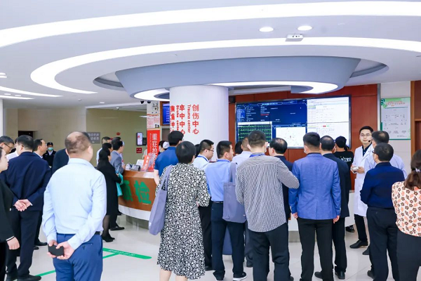 健康报社副社长肖景丹,苏北人民医院党委书记徐道亮,建湖县委常委