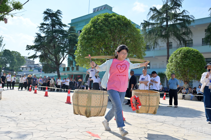 芒果体育湖南省双峰县首届农民趣味运动会举行(图2)