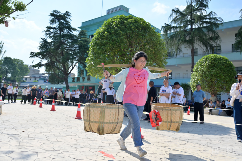 雷竞技RAYBET湖南省双峰县首届农民趣味运动会举行(图2)