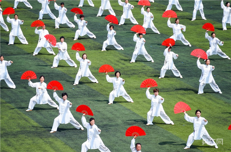 半岛体育千余名老年人展风采！两项全国体育健身活动在贵州举办(图2)