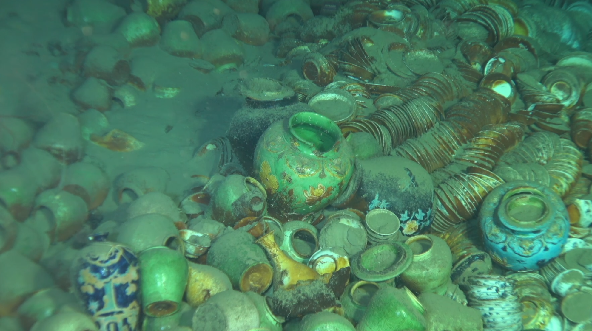 我国南海发现两处古代沉船  以瓷器和大量原木为主