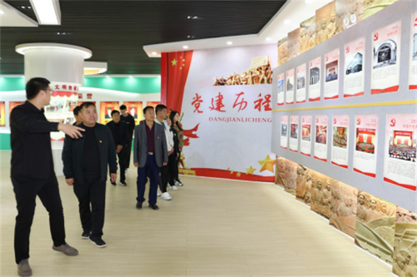 依次参观了梁园区局党建室外长廊,"党群之家"室内展厅以及党员活动室