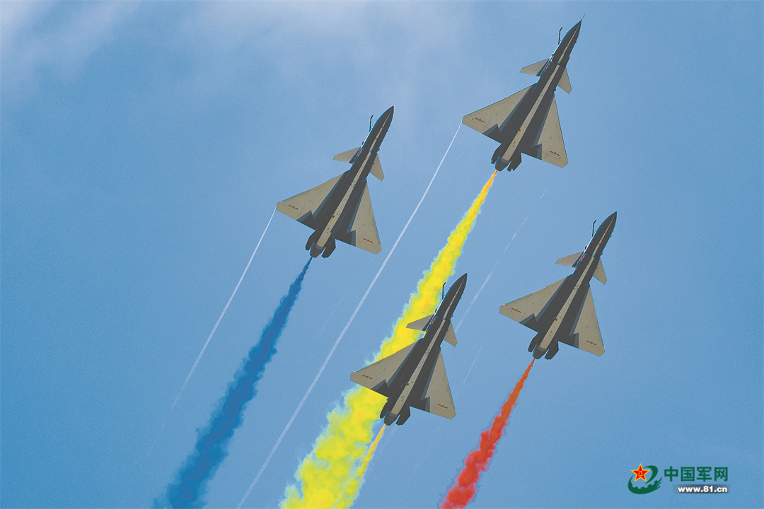 空军八一飞行表演队在第16届兰卡威国际海事和航空展亮相