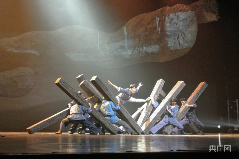 民族舞剧《那时，金银花开》在青海大剧院首演