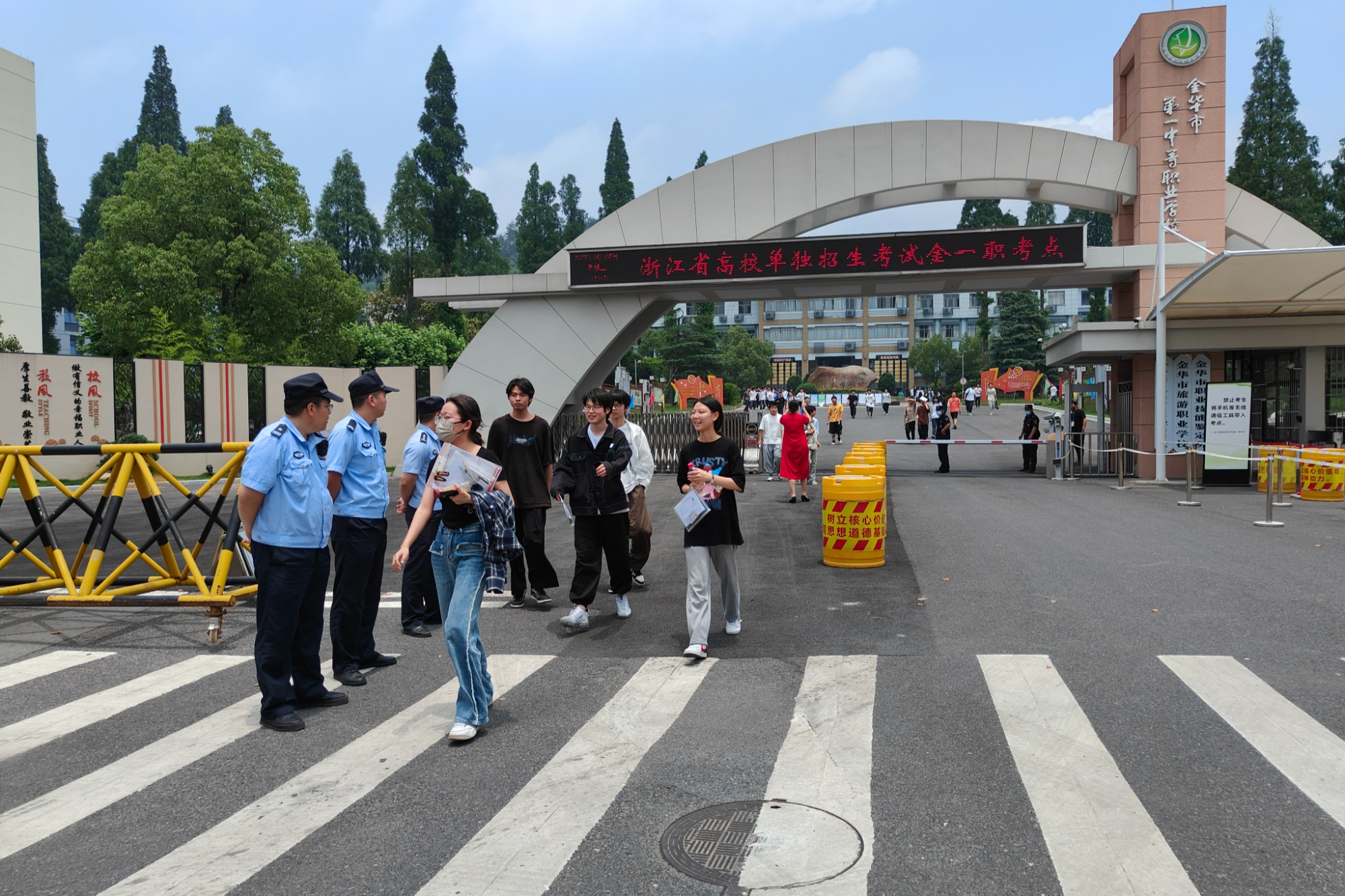 金华市第一中等职业学校考点门口,民警守护高考考生(央广网发  董宏程