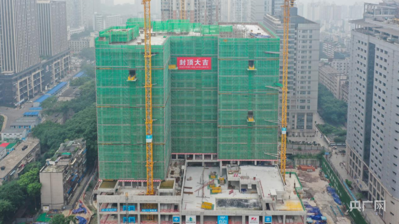 米乐m6中建八局重庆医科大学附属第一医院第二医疗综合大楼建设项目封顶(图1)