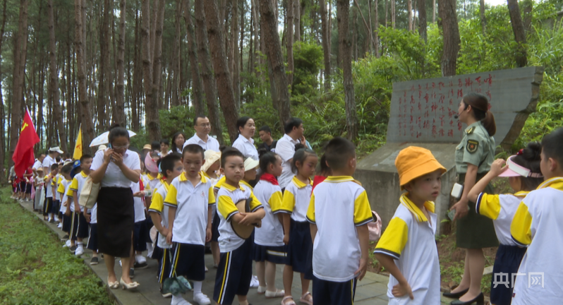 pg电子平台湖南邵阳：靖绥娃娃手拉手 民族团结心连心(图2)