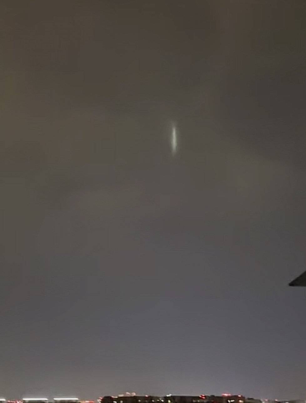 成都天空出现“不明发光体” 科普博主:或为“暖夜灯柱”_央广网