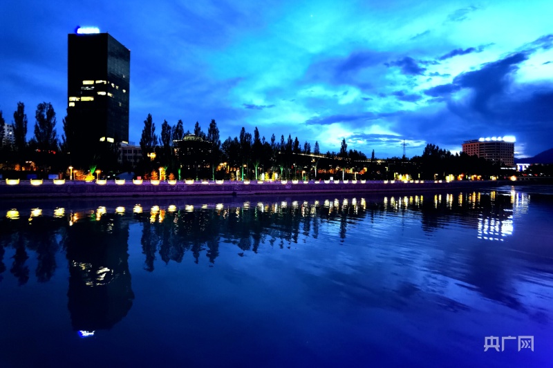 【镜头里的青海】德令哈:巴音河畔夜色美_央广网