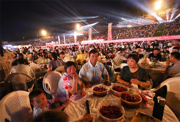 江苏盱眙:3万人共赴龙虾宴  现场火热停不"虾"来