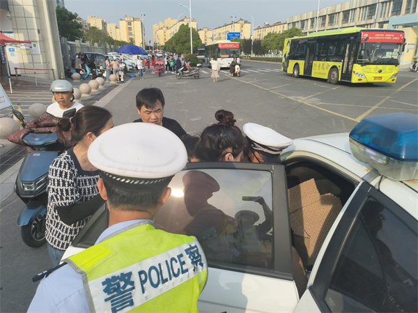 淮安：考生突发晕厥 民警火速相助