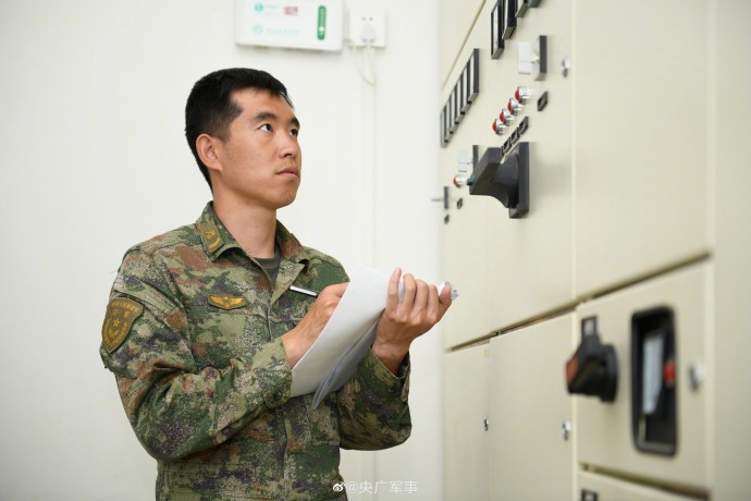 空军某基地场站官兵为战鹰飞行保驾护航_央广网