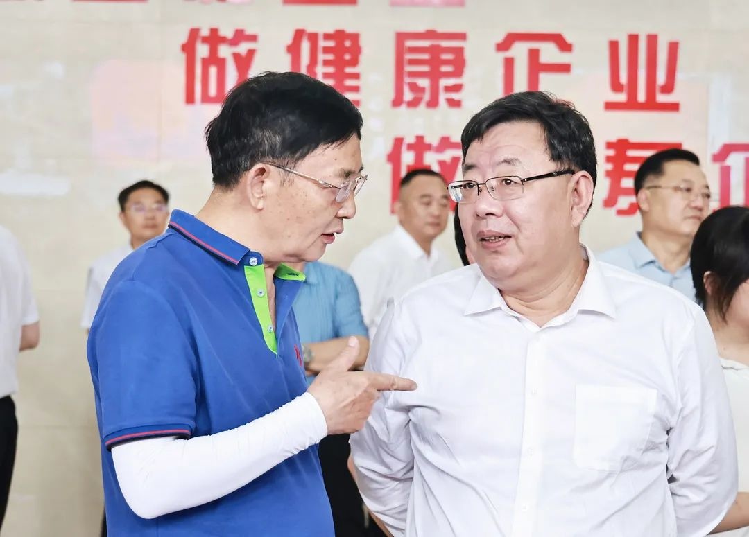 在肥城市委书记张莉,市委副书记,市长范长征等陪同下到特钢公司调研