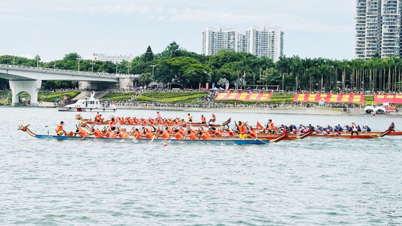 南宁：桨浪翻飞赛龙舟 传统民俗放光彩