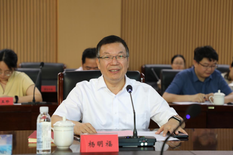 6月19日上午,人民卫生出版社副总编辑,董事,党委常委朱双龙一行来赣南