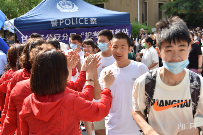 加油！大连今日5万多名初三学生参加中考