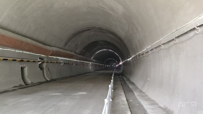 青海同赛公路首条隧道顺利贯通