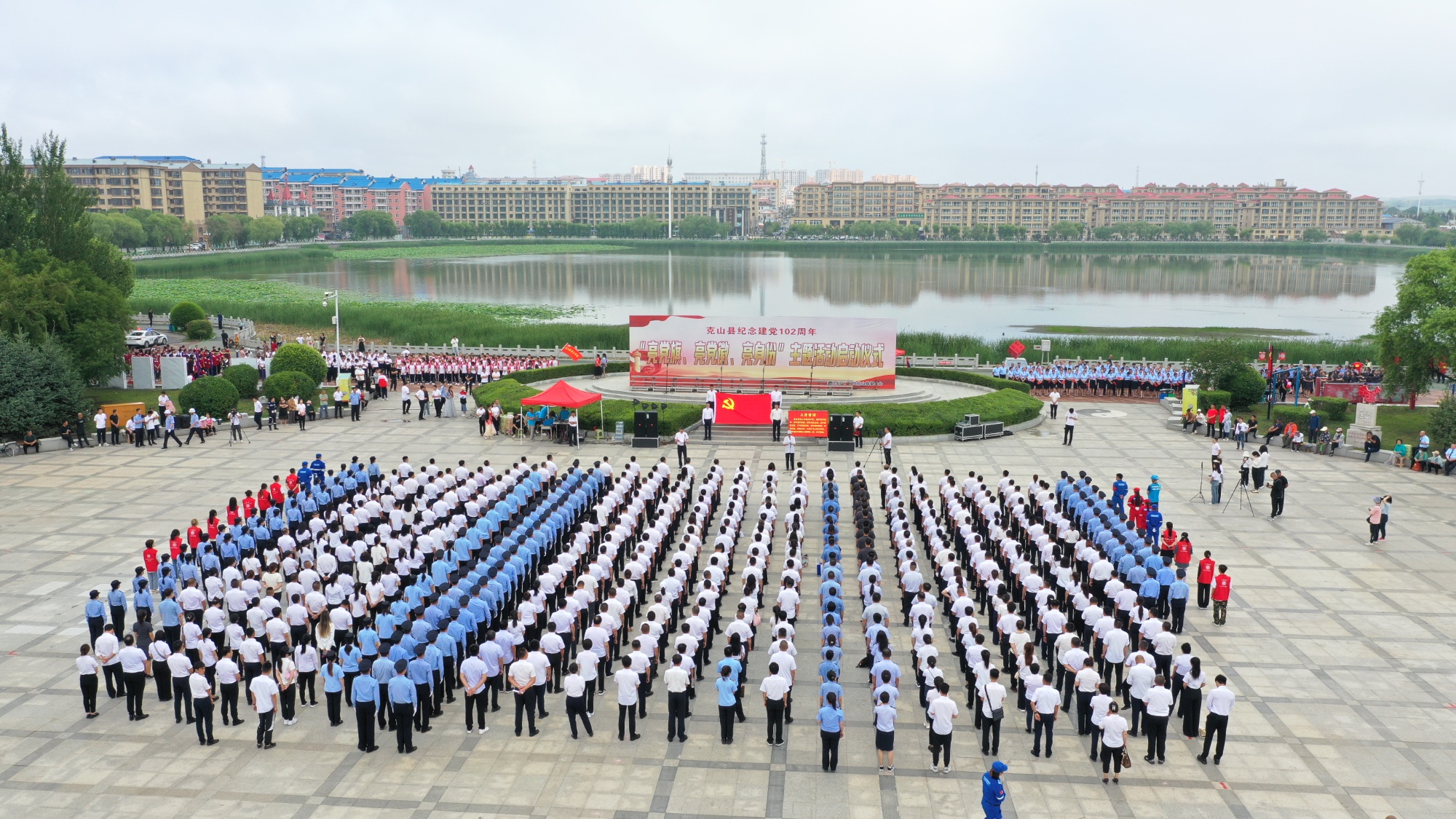 克山县:"亮党旗,亮党徽,亮身份"提振精气神
