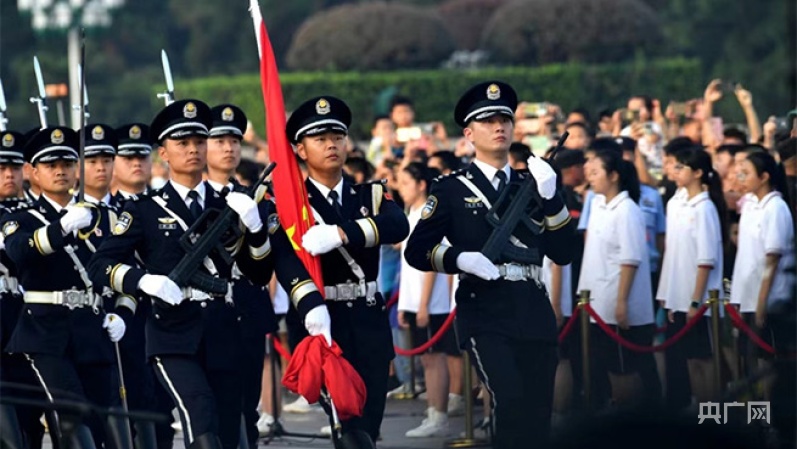 江西南昌：迎“七一 ”升国旗 向党表白