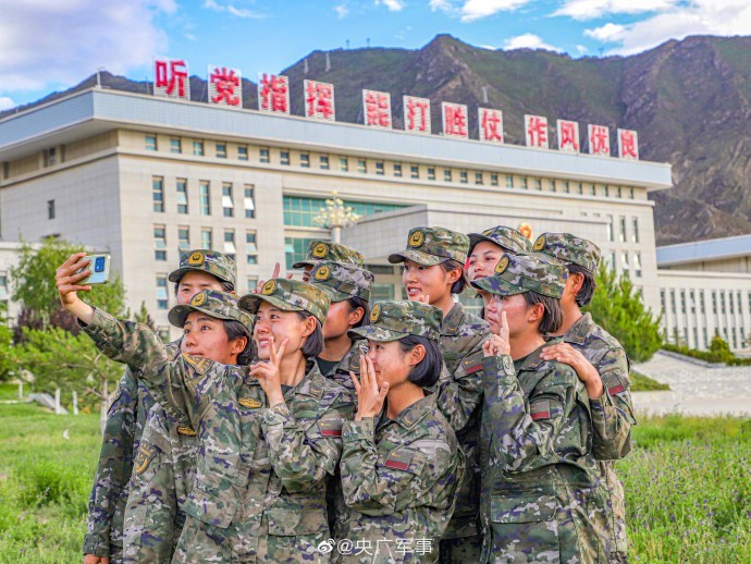 光荣时刻!武警西藏总队新兵团举行新兵授衔暨宣誓仪式