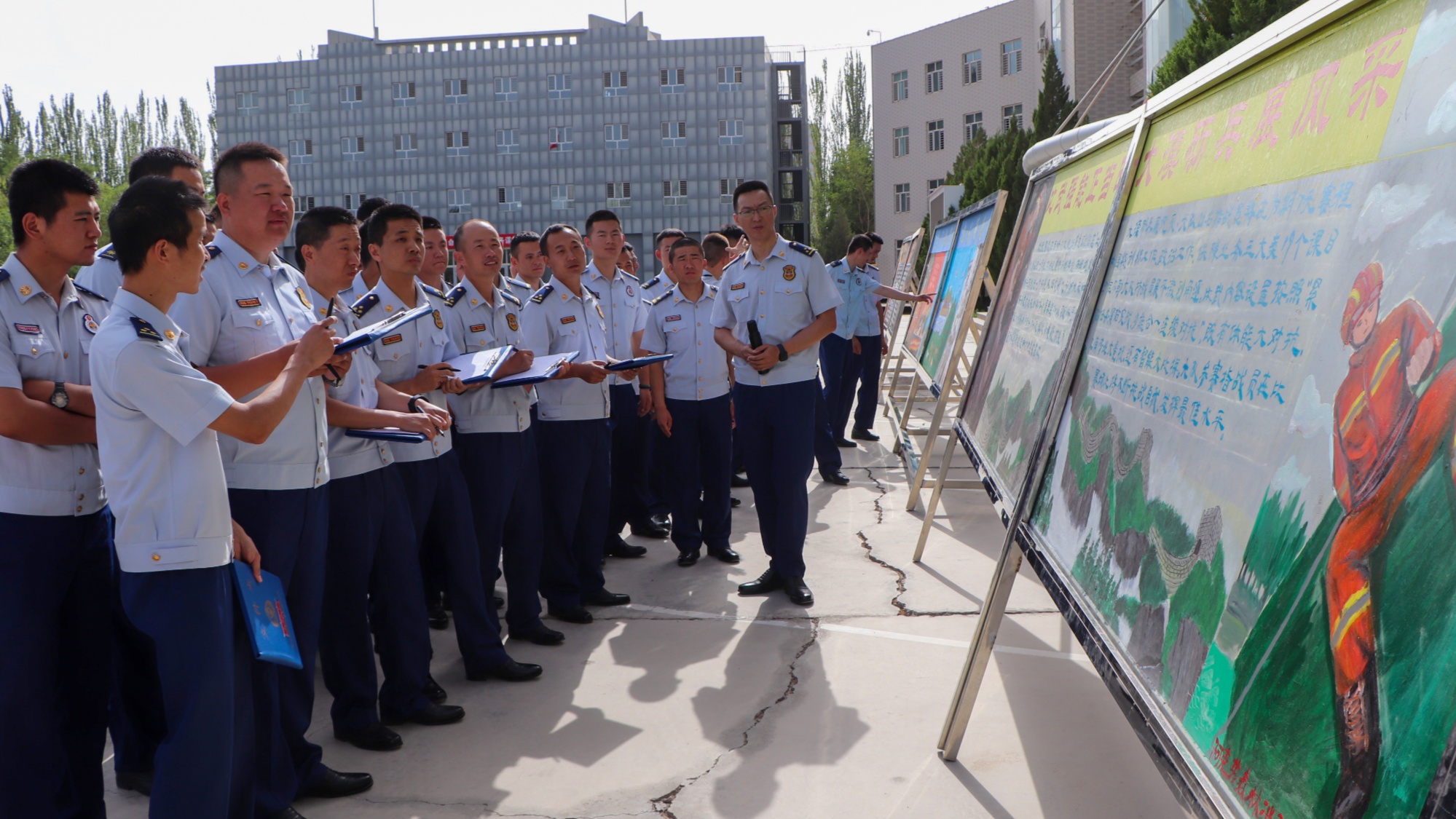 黑板报评比现场(孙康康 摄)据悉,本次黑板报评比以"学习新思想