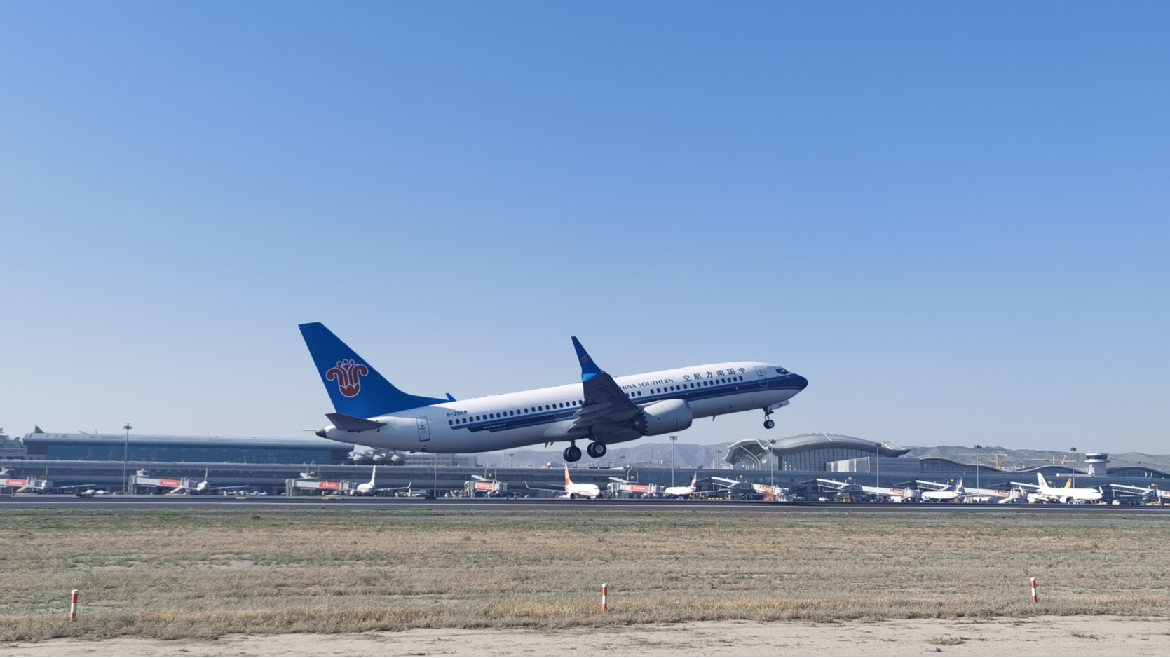 新疆机场集团单日旅客吞吐量破15万人次_央广网