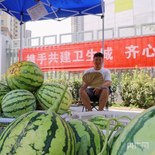 城市温度 南京城管“组织”街头卖瓜