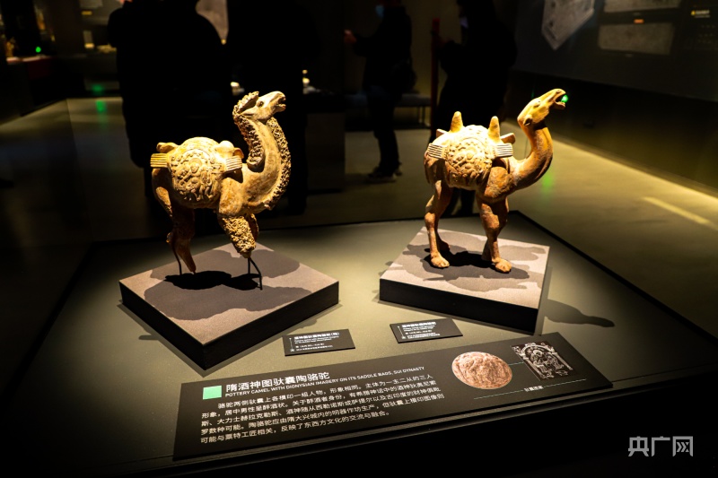 何以中国丨隋酒神图驮囊陶骆驼_央广网