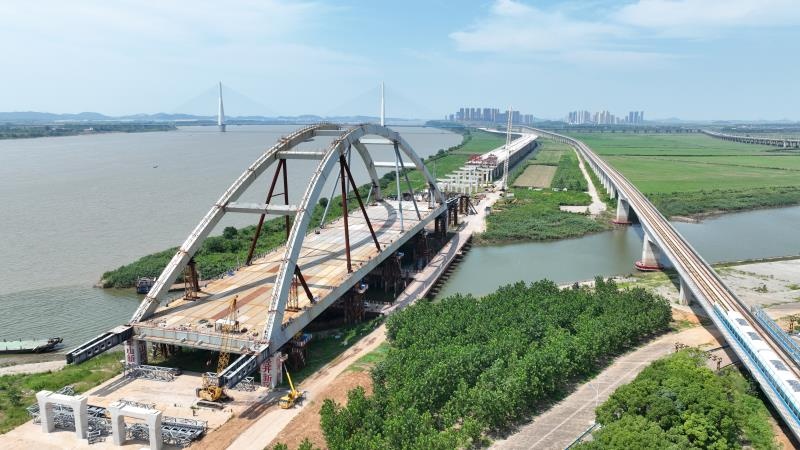 武汉“最美观江高架桥“跨通顺河主桥贯通