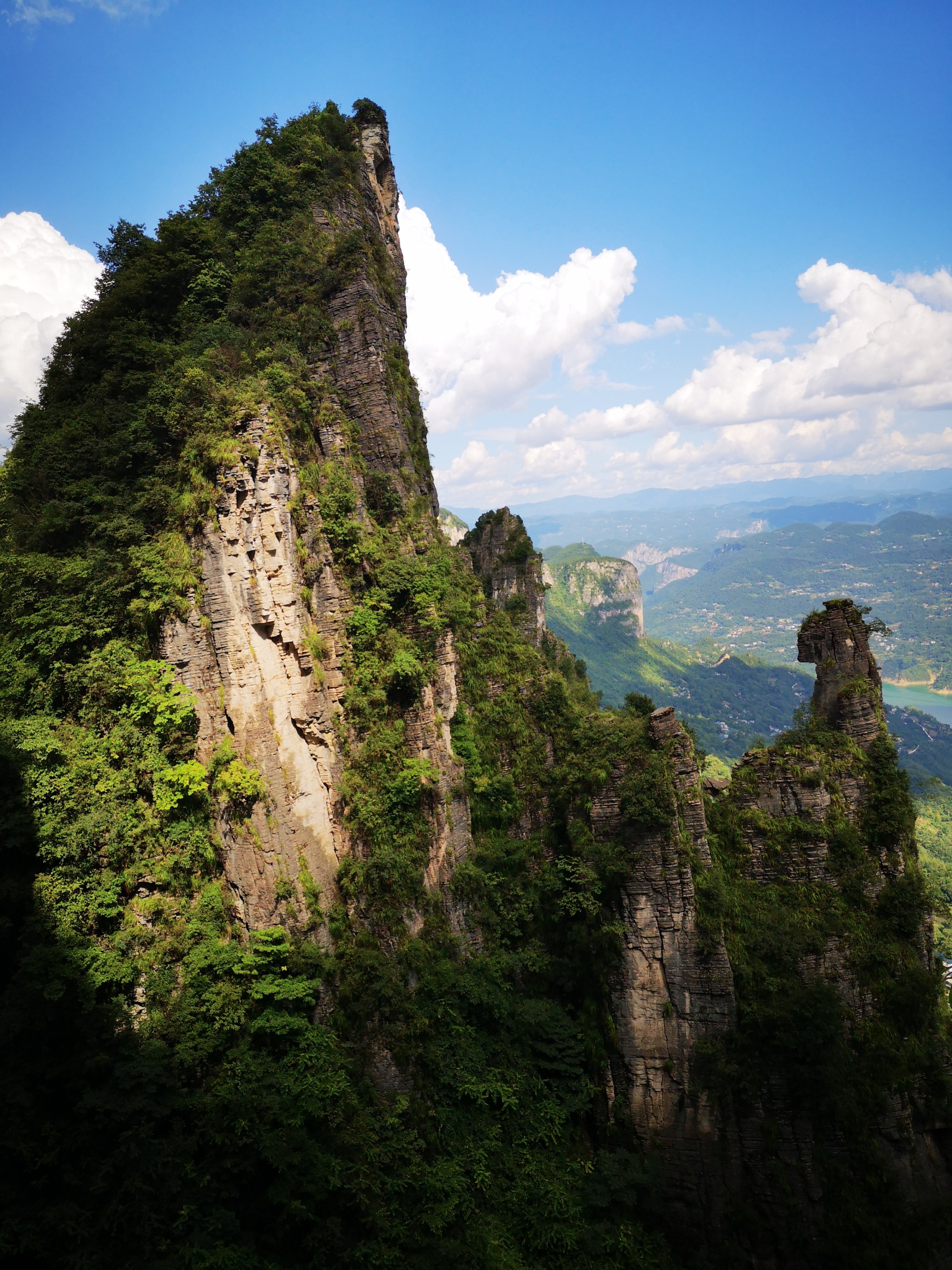 作品名:建始县  黄鹤峰林简介:黄鹤峰林位于湖北省建始县花坪镇南部