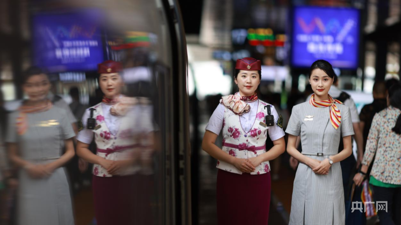 重庆空姐动姐列车上携手服务 “切磋”职业技能