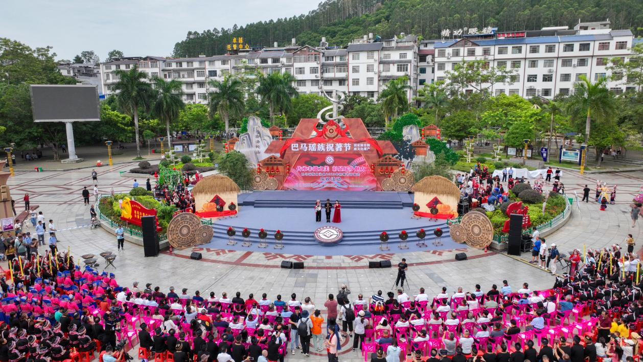 巴马瑶族自治县融媒体中心供图)瑶族特色射弩表演(央广网发  巴马瑶族