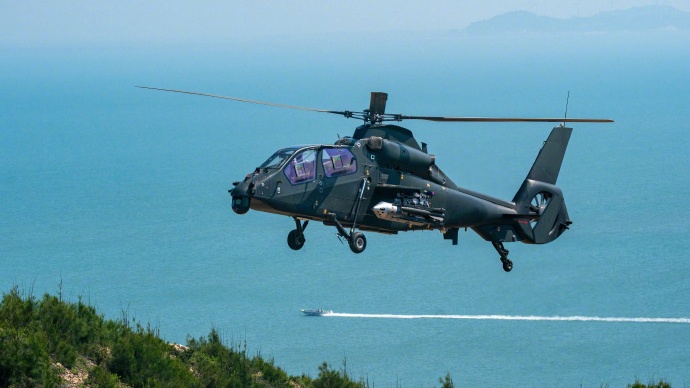 陆军第71集团军某陆航旅开展海上实弹射击训练_央广网