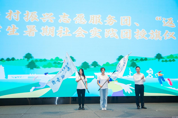 启动仪式上,东台市委常委,组织部部长马志虎,盐城团市委副书记陈凡与