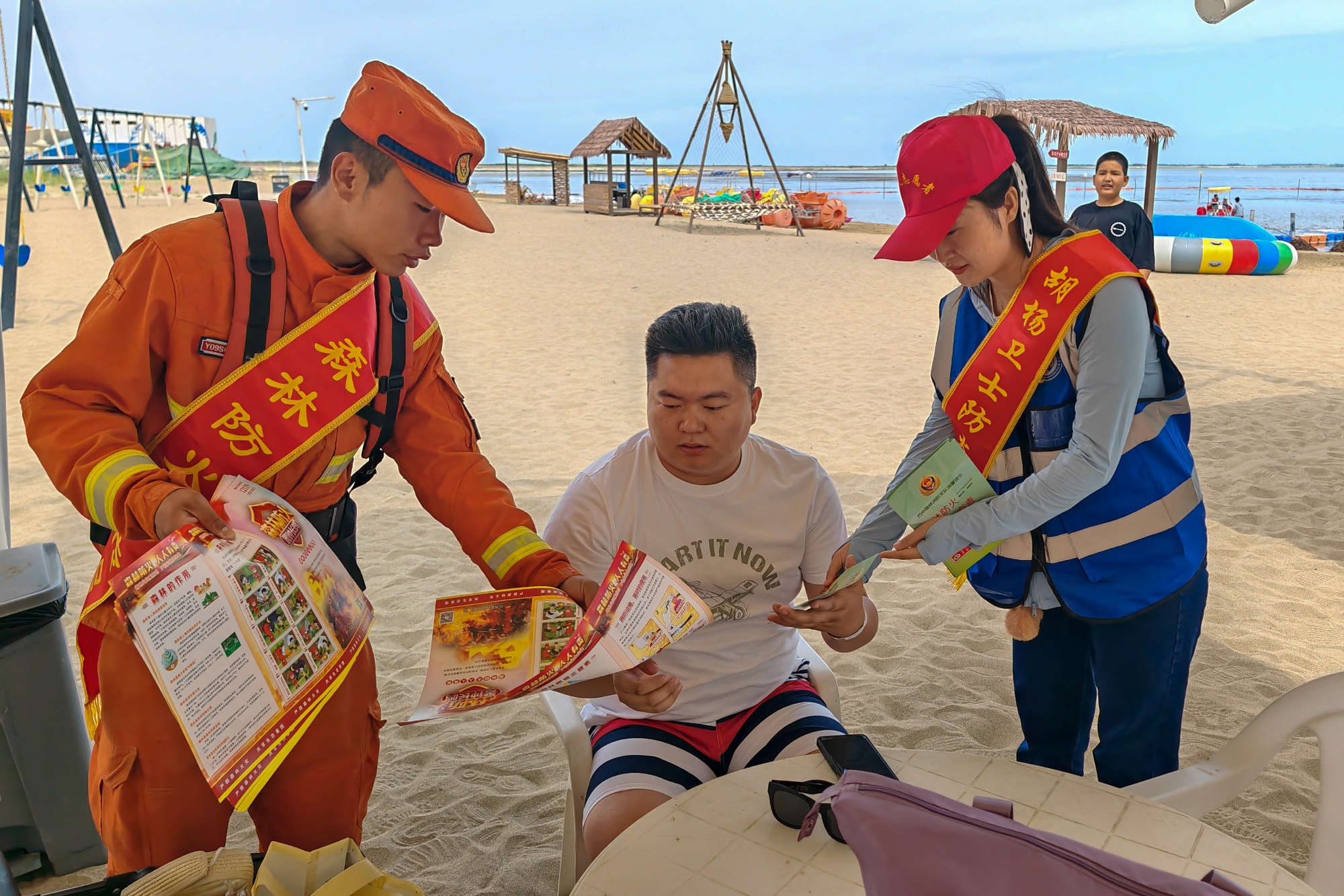 森林消防员对照地图记录踏查信息