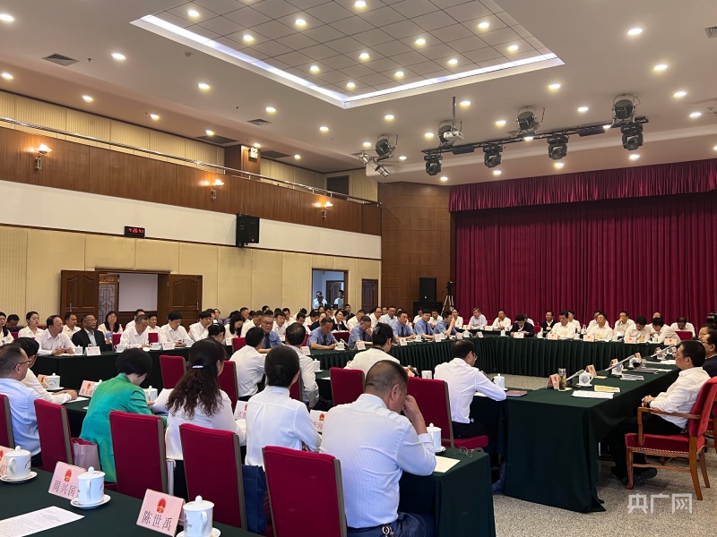 云南省人大常委会举行联组会议专题询问省两院工作