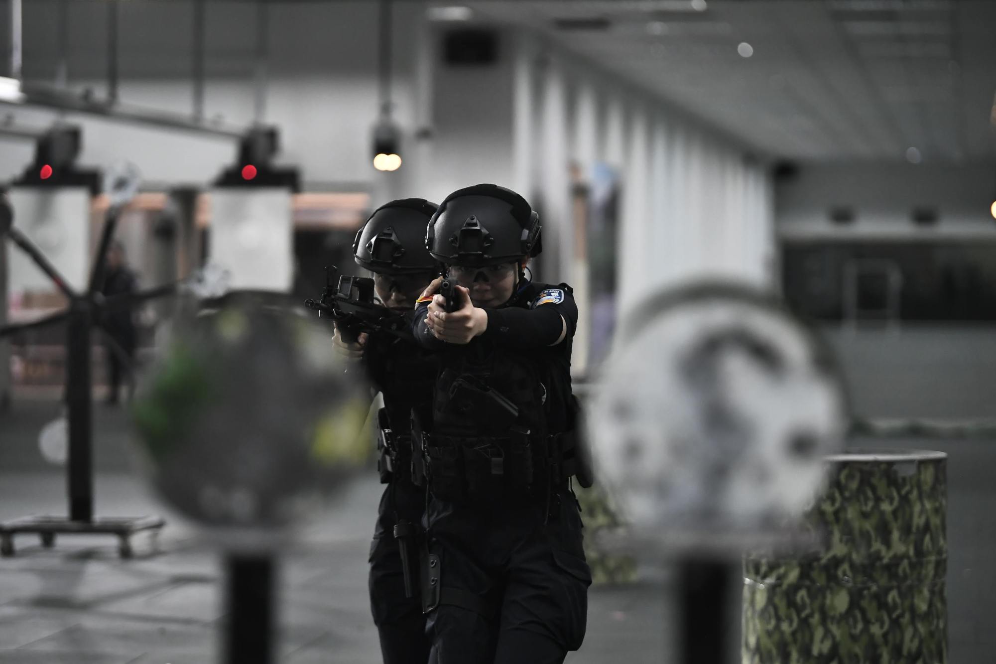 天津市公安局特警总队金鹰突击队开展夏季训练考核_央广网