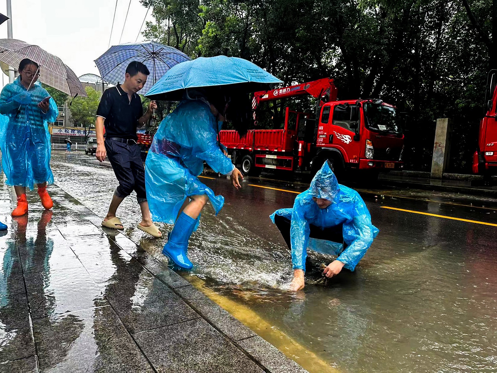 突发暴雨 十堰全警动员为市民保驾护航