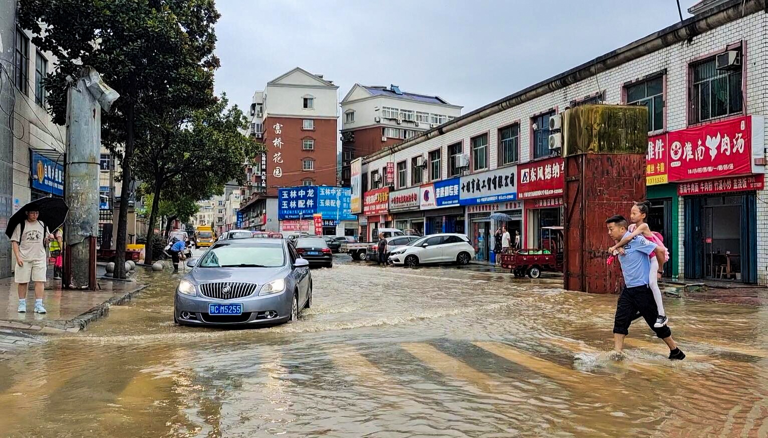 十堰暴雨图片