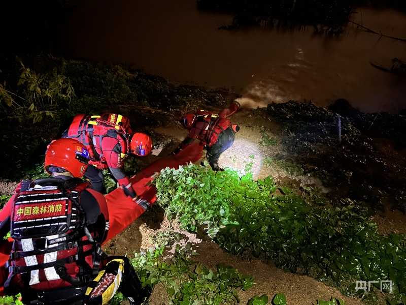 现场直击｜“杜苏芮”致福州多地受灾 森林消防排涝救援