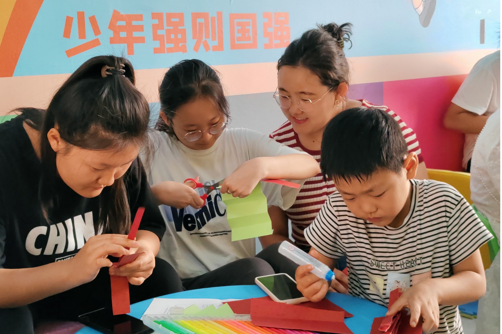 经过折纸,画形,拼贴等创作过程,陆续做出了心中的"手风琴"