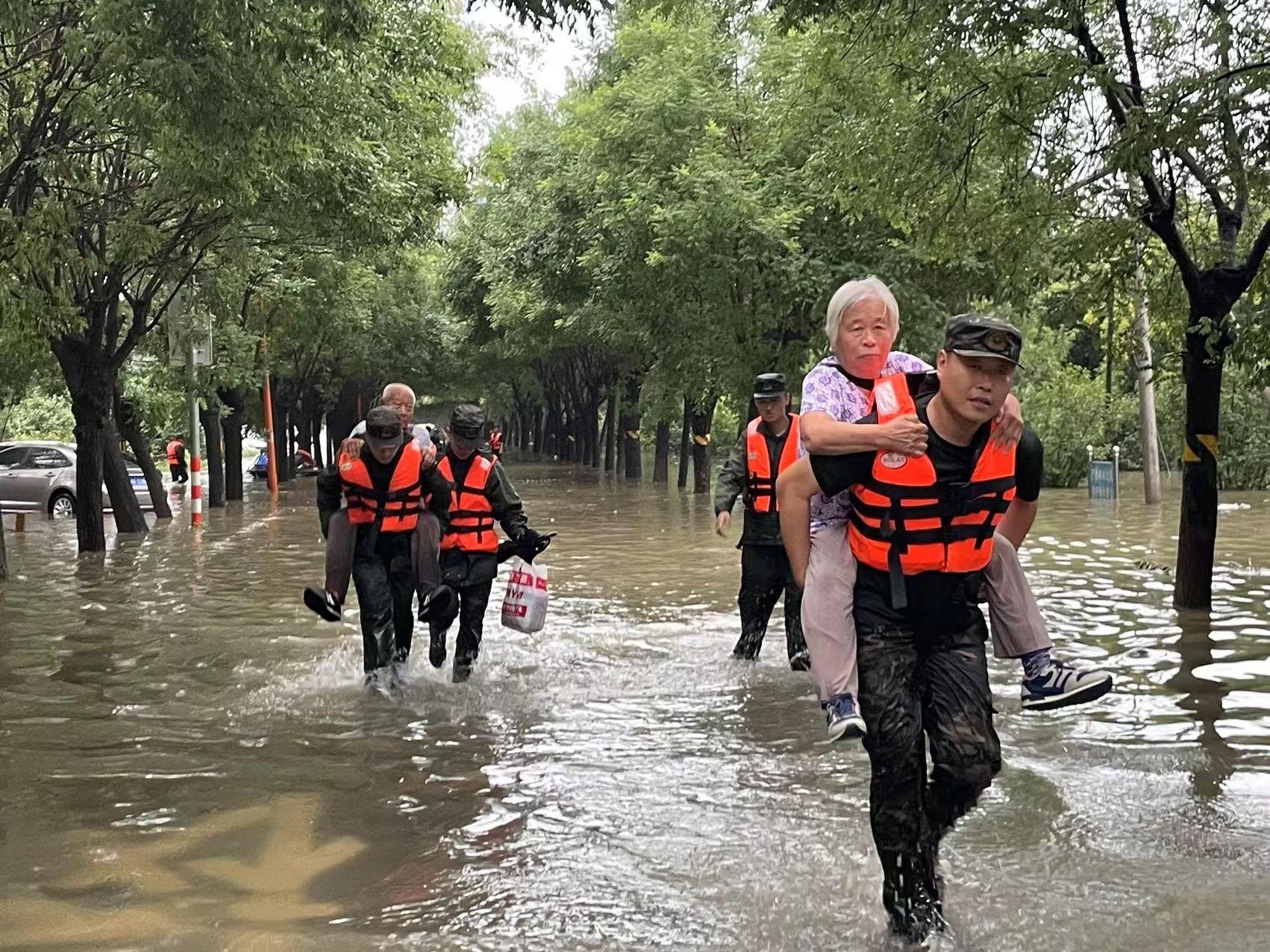 北京强降雨致房山大石河溃堤  村庄被洪水围困  救援工作连夜展开