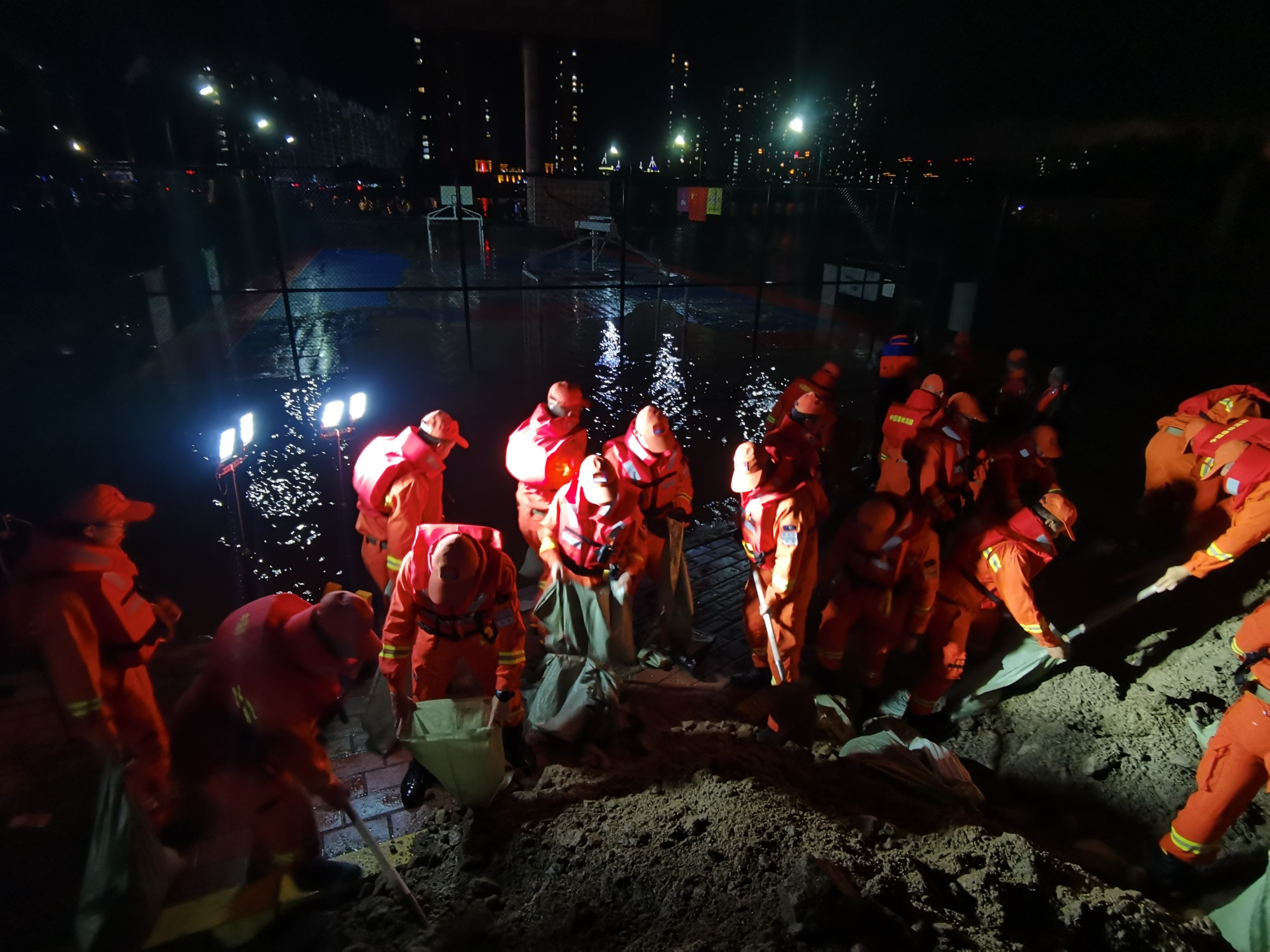 组图直击|消防员奋战抗洪抢险第一线_央广网