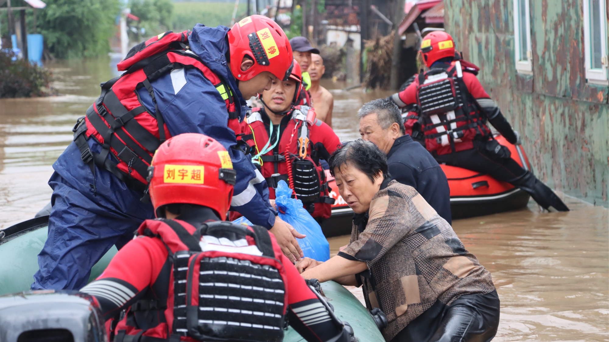组图直击|消防员奋战抗洪抢险第一线_央广网
