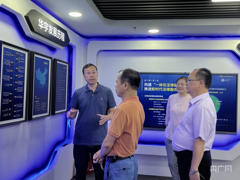 中国中小商业企业协会副秘书长陈耀军提出,要推动建立一个集商会,企业