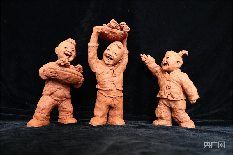 泥塑,是以泥为原料塑形的艺术,但为了便于长久保存,往往烧制成陶塑